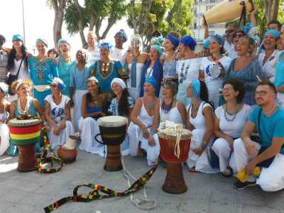 A organizzare l�evento � stata la 54enne Ana Estrela, da 22 anni a Bari (la sesta della seconda fila)
